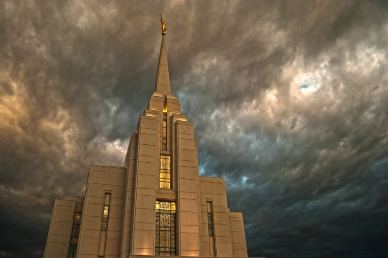 El templo SUD Rexburg, Idaho, durante una tormenta.