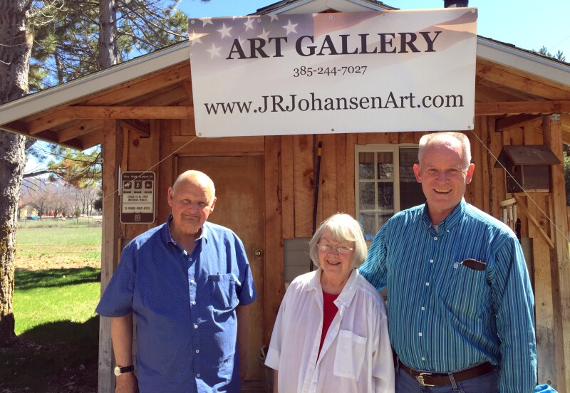 Johansen con otros fuera del estudio de arte