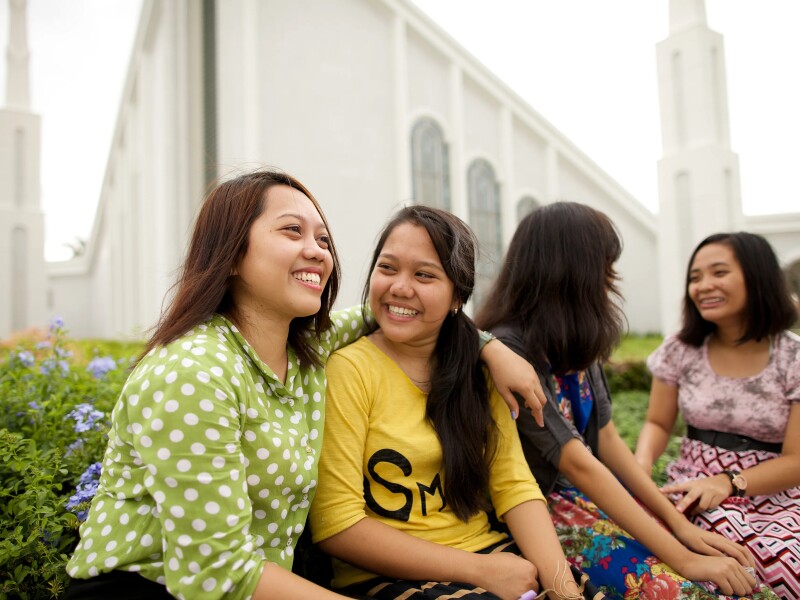 philippines_youth_visit_the_temple.jpeg