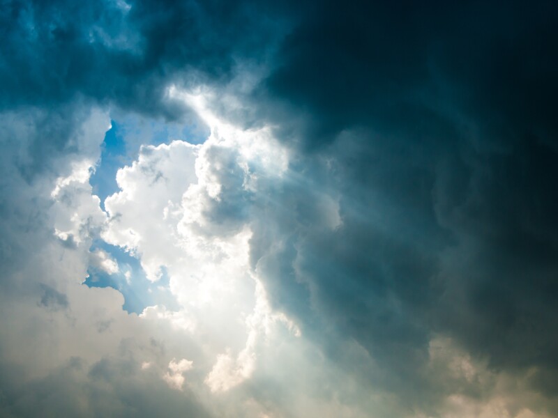Clouds,View,Sun,Rays,Coming,Through