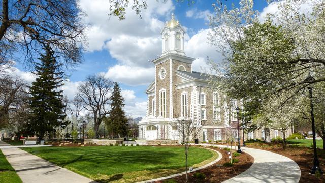 14 Photos of Unique & Striking Tabernacles & Meetinghouses