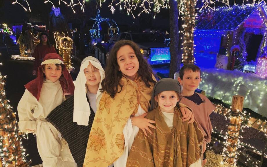 Inside the float, little children acting as shepherds.