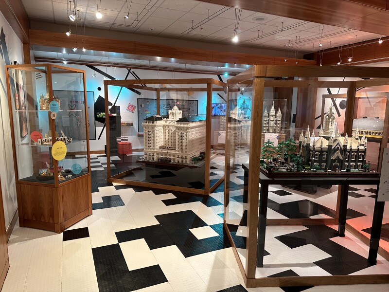 La entrada a la exposición LEGO de colecciones especiales de BYUFoto cortesía de Trevor Alford