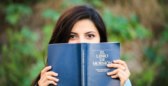 580_girl-libro-de-mormon.jpg