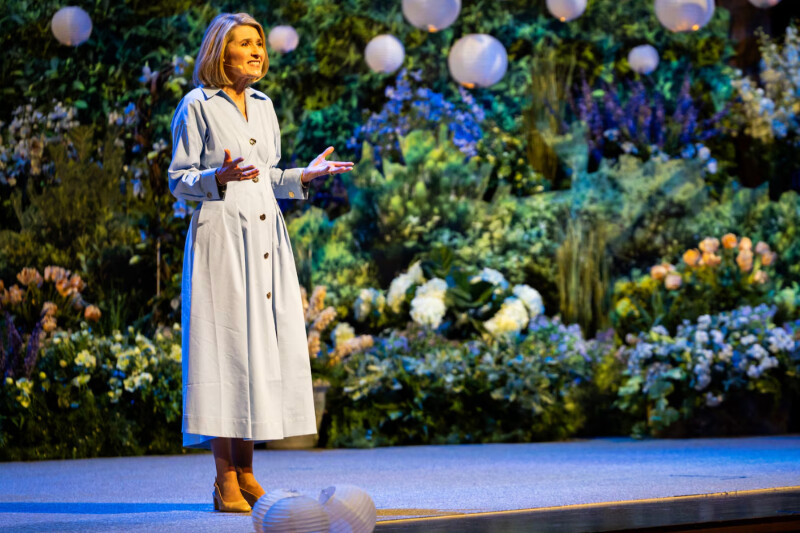 La Presidenta General de la Sociedad de Socorro, Camille N. Johnson, habla a los jóvenes adultos durante un devocional mundial, transmitido en vivo desde el Tabernáculo de Salt Lake en la Manzana del Templo en Salt Lake City, Utah, el domingo 4 de mayo de 2025.