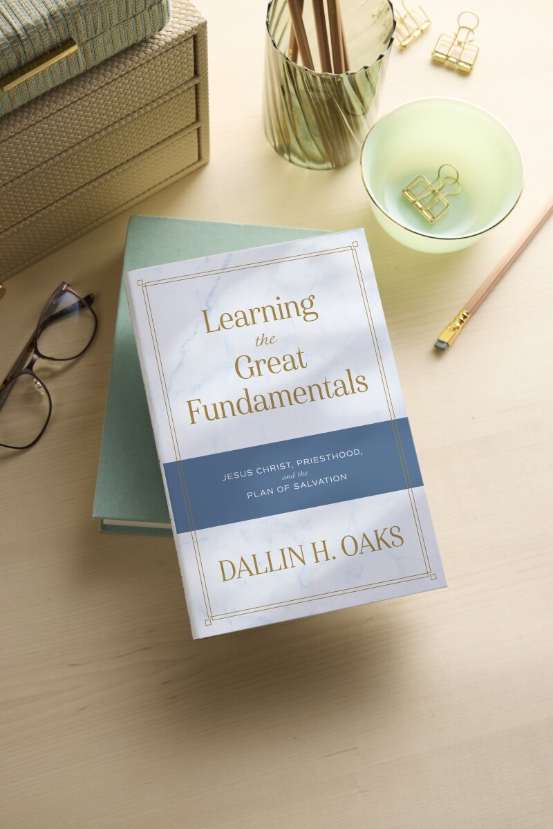 El libro "Aprendiendo los grandes fundamentos" de Dallin H. Oaks sobre una mesa.