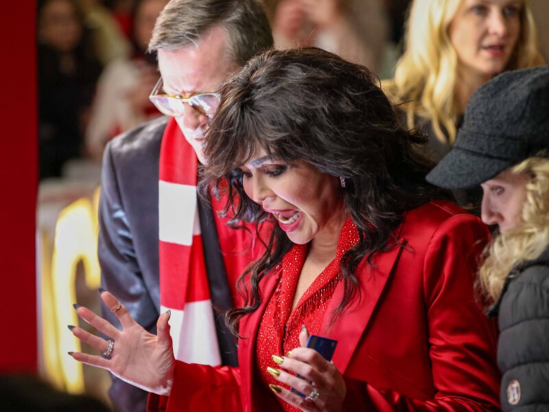 Marie Osmond tries the Giving Machines for the first time.