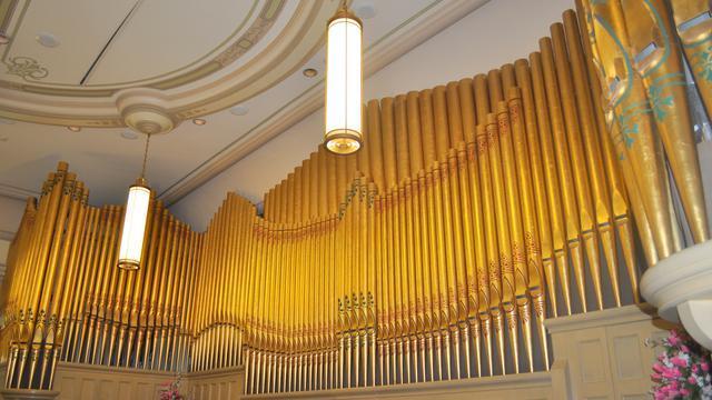 14 Photos of Unique & Striking Tabernacles & Meetinghouses