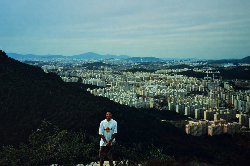Steven T. Collis como joven misionero en Corea del Sur