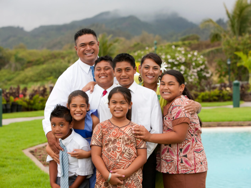 An outdoor portrait of a family of eight in Hawaii.