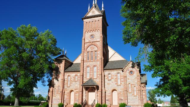 14 Photos of Unique & Striking Tabernacles & Meetinghouses