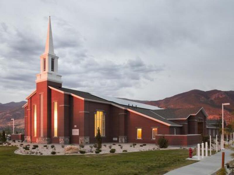 14 Photos of Unique & Striking Tabernacles & Meetinghouses