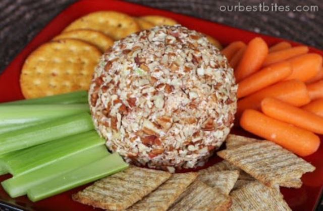 Thanksgiving Recipes: Holiday Cheese Ball