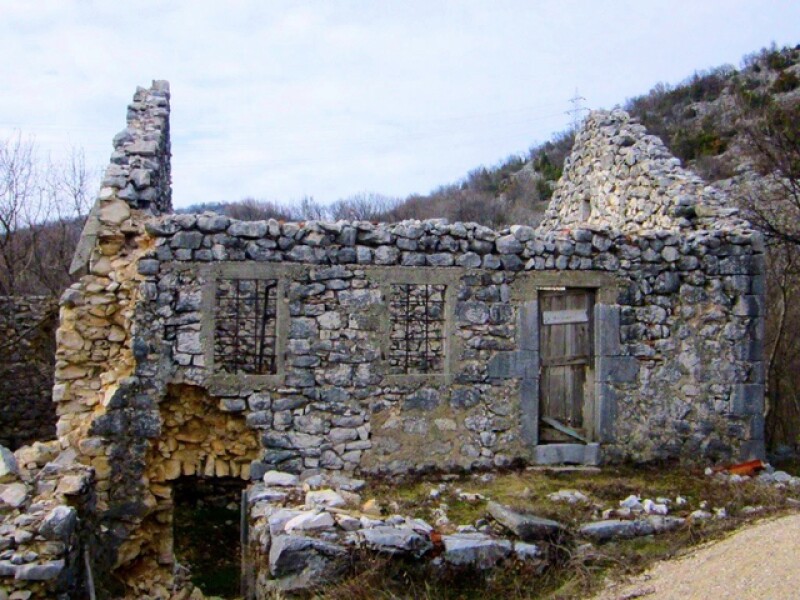 A kind stranger showed Jeff what remains of the two homes owned by the Mijušković brothers.