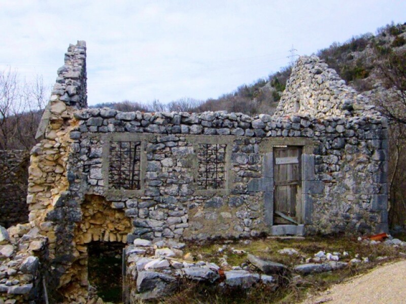 A kind stranger showed Jeff what remains of the two homes owned by the Mijušković brothers. 

