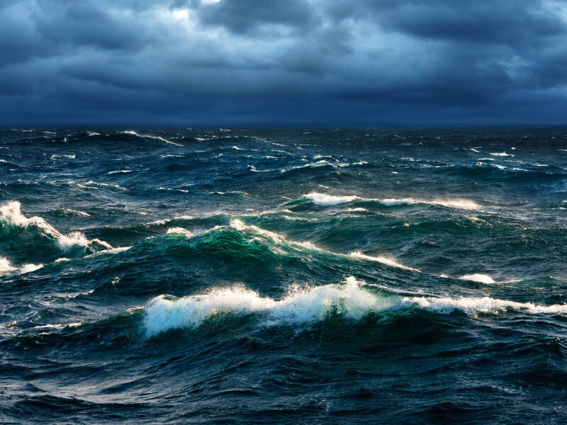 Breaking,Waves,At,Rising,Storm